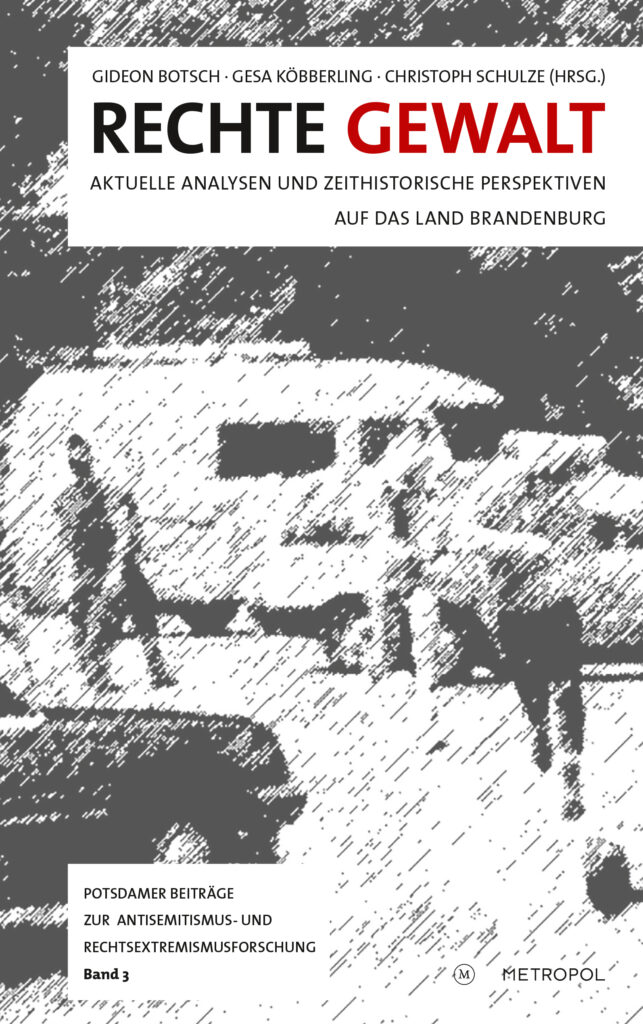 Das Buchcover zeigt den Titel und die Herausgeber:innen des Sammelbands. Als Motiv dient ein verschwommendes schwarz-weiß Foto, auf dem mehrere Fahrzeuge und Personen schemenhaft zu erkennen sind. 